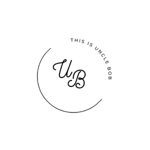Das Bild zeigt ein Firmenlogo. Es handelt sich um einen schwarzen Kreis, den im rechten oberen Teil die Worte "This Is Uncle Bob" unterbrechen. Im inneren des Kreises sind verschnörkelt die Buchstaben U und B zu sehen.