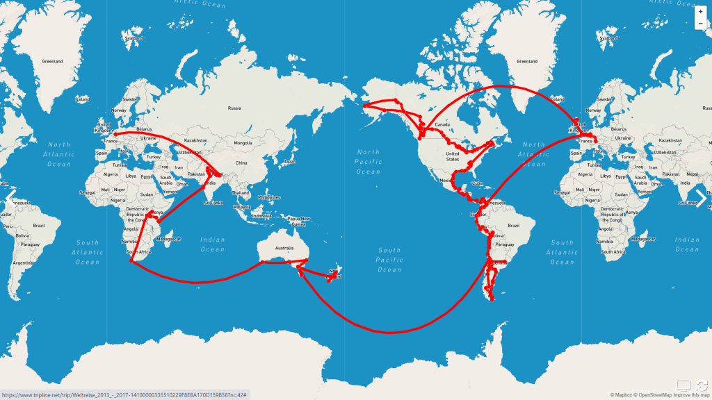 Das Bild zeigt eine Weltkarte, auf der mit roten Linien eine Reise um die Welt dargestellt wird. Der Routenverlauf geht von Europa nach Asien, nach Afrika, nach Australien, nach Neuseeland, nach Südamerika, nach Nordamerika und wieder zurück nach Europa.