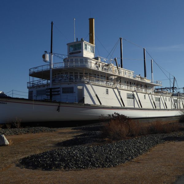 Das Bild zeigt ein altes amerikanisches Dampfschiff, welches auf das Ufer gezogen wurde.